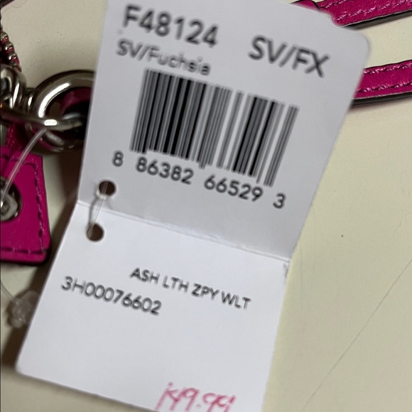 NWT Coach Fuchsia leather wristlet. - Picture 4 of 7